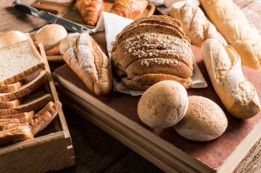 Çeşitli ev yapımı organik fırınlanmış hamur işleri (dilimlenmiş ekmek, tost, somun, kruvasan ve baget). Lezzetli sağlıklı vejetaryen yemeği için en iyisi satranç ve reçelle öğle yemeği