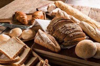 Çeşitli ev yapımı organik fırınlanmış hamur işleri (dilimlenmiş ekmek, tost, somun, kruvasan ve baget). Lezzetli sağlıklı vejetaryen yemeği için en iyisi satranç ve reçelle öğle yemeği