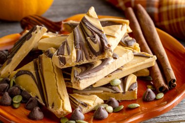 Kabak Spice ve Swirled çikolata kabuğu şekeri