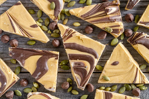 カボチャのスパイスとチョコレートの渦巻いた樹皮キャンディ — ストック写真