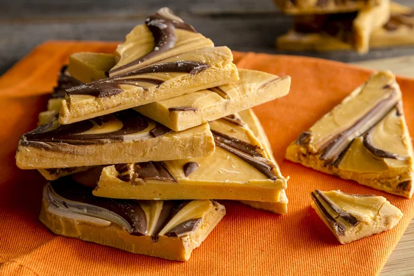 カボチャのスパイスとチョコレートの渦巻いた樹皮キャンディ — ストック写真
