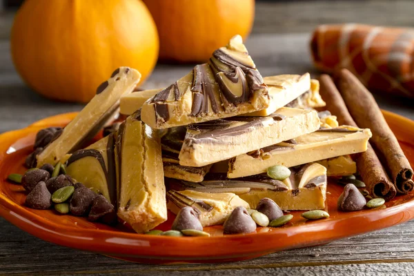 Pumpkin Spice en chocolade gezwenkt schors snoep — Stockfoto