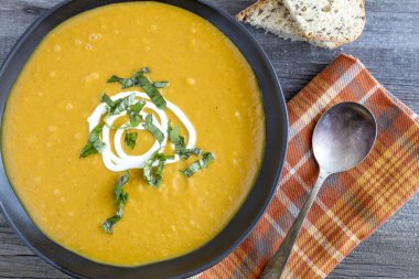 Ev yapımı taze kabak kabak çorbası