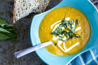 Ev yapımı taze kabak kabak çorbası