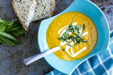 Ev yapımı taze kabak kabak çorbası
