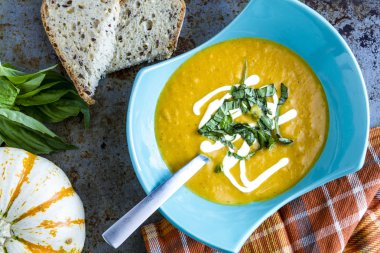Ev yapımı taze kabak kabak çorbası