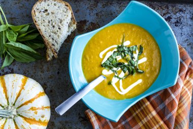 Ev yapımı taze kabak kabak çorbası