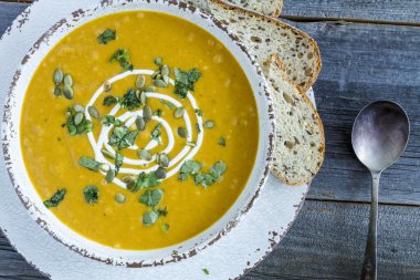 Ev yapımı taze kabak kabak çorbası