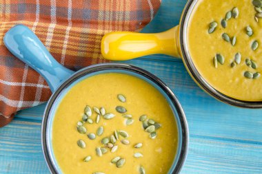 Ev yapımı taze kabak kabak çorbası