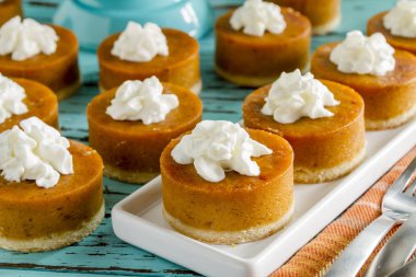 Tatil kutlamaları için mini kabak börek