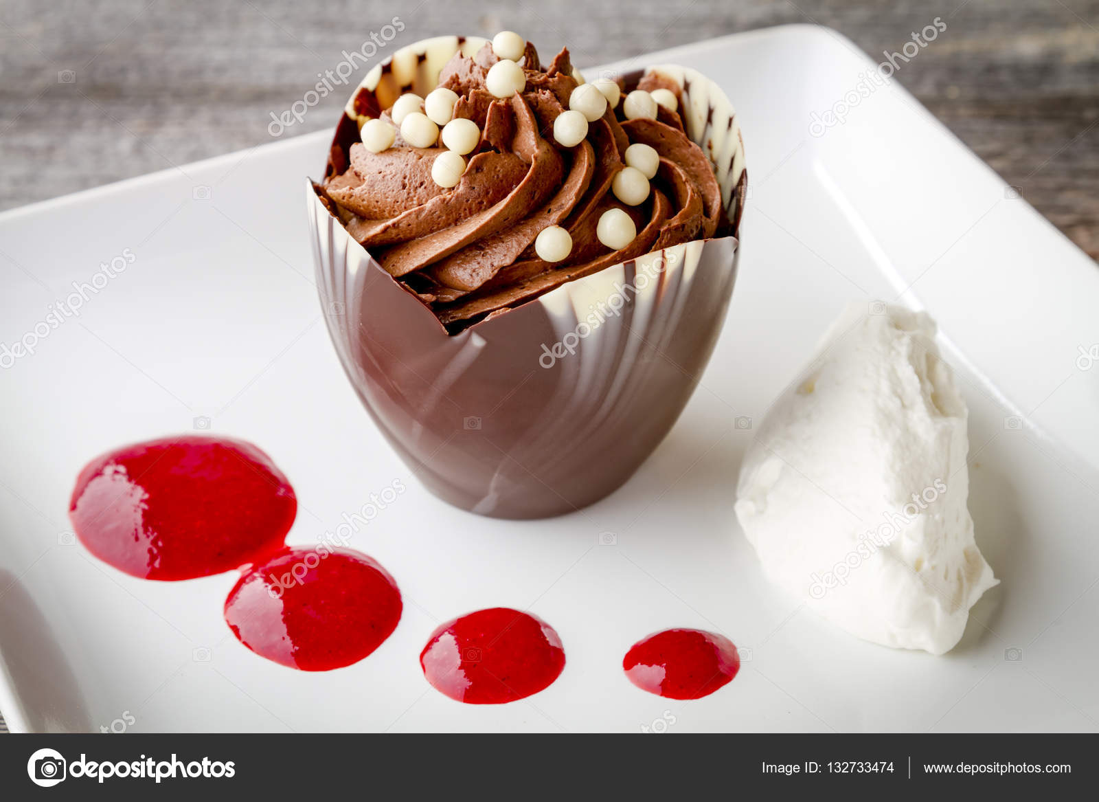 Ahududu soslu çikolatalı fincan çikolatalı Mus — Stok Foto