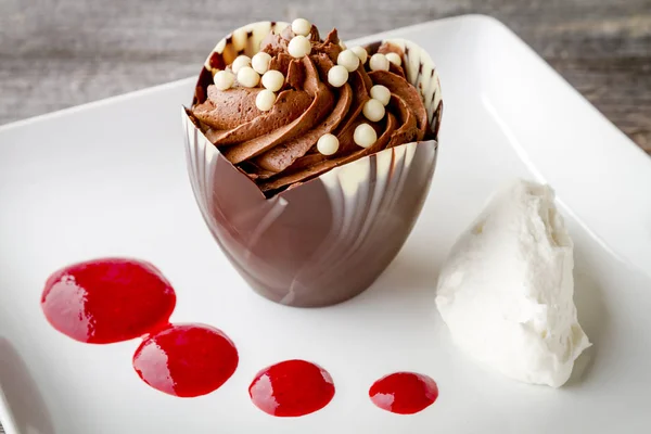 Mousse de Chocolate en Copa de Chocolate con salsa de frambuesa — Foto de Stock