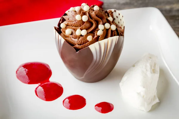 Mousse de Chocolate en Copa de Chocolate con salsa de frambuesa — Foto de Stock