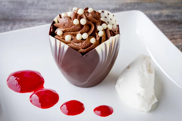 Mousse de Chocolate en Copa de Chocolate con salsa de frambuesa — Foto de Stock