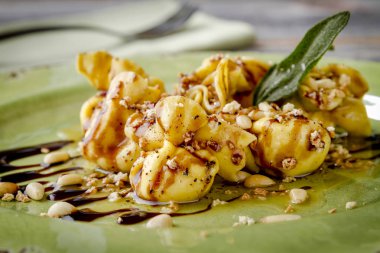 Kavrulmuş armut ve Mascarpone makarna Çantalar