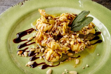 Kavrulmuş armut ve Mascarpone makarna Çantalar