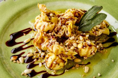 Kavrulmuş armut ve Mascarpone makarna Çantalar