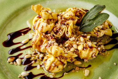 Kavrulmuş armut ve Mascarpone makarna Çantalar