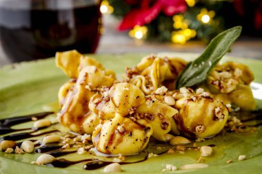 Kavrulmuş armut ve Mascarpone makarna Çantalar