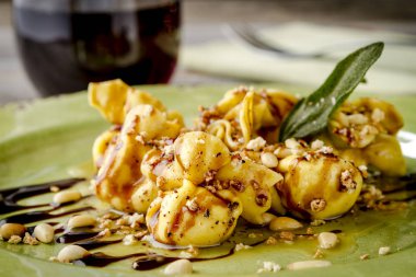 Kavrulmuş armut ve Mascarpone makarna Çantalar