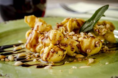 Kavrulmuş armut ve Mascarpone makarna Çantalar