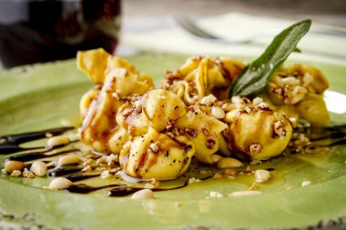 Kavrulmuş armut ve Mascarpone makarna Çantalar