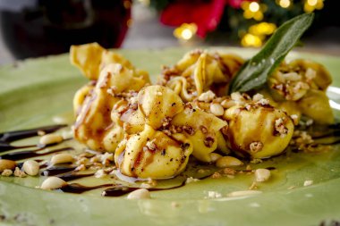 Kavrulmuş armut ve Mascarpone makarna Çantalar