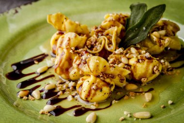 Kavrulmuş armut ve Mascarpone makarna Çantalar