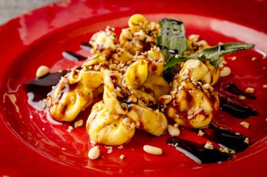 Kavrulmuş armut ve Mascarpone makarna Çantalar