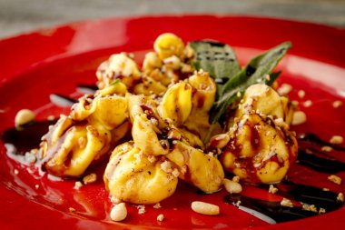 Kavrulmuş armut ve Mascarpone makarna Çantalar