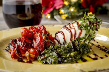 Burrata peynir beyinsiz Pesto ve közlenmiş domates ile