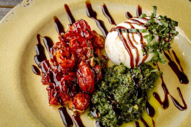 Burrata peynir beyinsiz Pesto ve közlenmiş domates ile