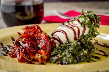 Burrata peynir beyinsiz Pesto ve közlenmiş domates ile