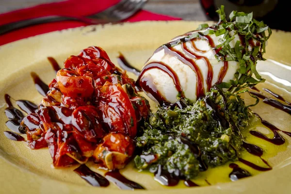 Queijo Burrata com Pesto Sem Nozes e Tomates Assados — Fotografia de Stock