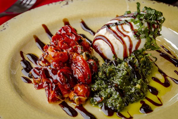 Queijo Burrata com Pesto Sem Nozes e Tomates Assados — Fotografia de Stock