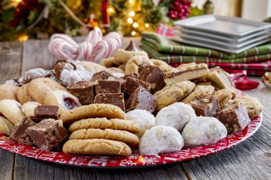 Tatil kurabiye hediye tepsi ile çeşitli fırın ürünleri