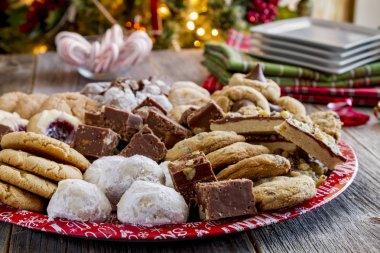 Tatil kurabiye hediye tepsi ile çeşitli fırın ürünleri