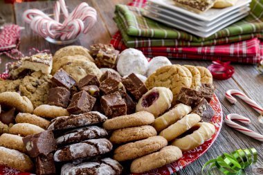 Tatil kurabiye hediye tepsi ile çeşitli fırın ürünleri