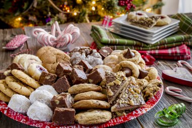 Tatil kurabiye hediye tepsi ile çeşitli fırın ürünleri