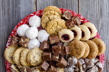 Tatil kurabiye hediye tepsi ile çeşitli fırın ürünleri