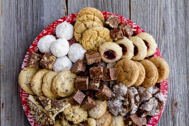 Tatil kurabiye hediye tepsi ile çeşitli fırın ürünleri