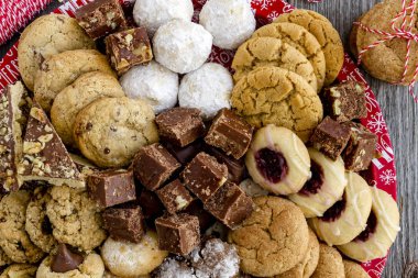 Tatil kurabiye hediye tepsi ile çeşitli fırın ürünleri