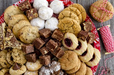Tatil kurabiye hediye tepsi ile çeşitli fırın ürünleri