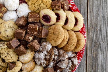 Tatil kurabiye hediye tepsi ile çeşitli fırın ürünleri