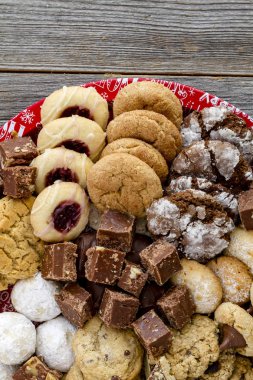 Tatil kurabiye hediye tepsi ile çeşitli fırın ürünleri