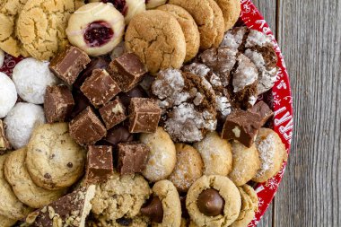 Tatil kurabiye hediye tepsi ile çeşitli fırın ürünleri