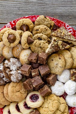 Tatil kurabiye hediye tepsi ile çeşitli fırın ürünleri