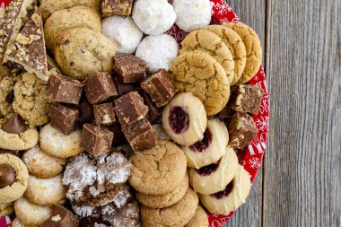 Tatil kurabiye hediye tepsi ile çeşitli fırın ürünleri