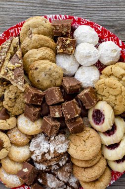 Tatil kurabiye hediye tepsi ile çeşitli fırın ürünleri