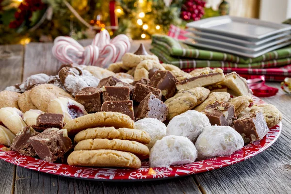 Bandeja de regalo de galletas navideñas con surtidos productos horneados — Foto de Stock